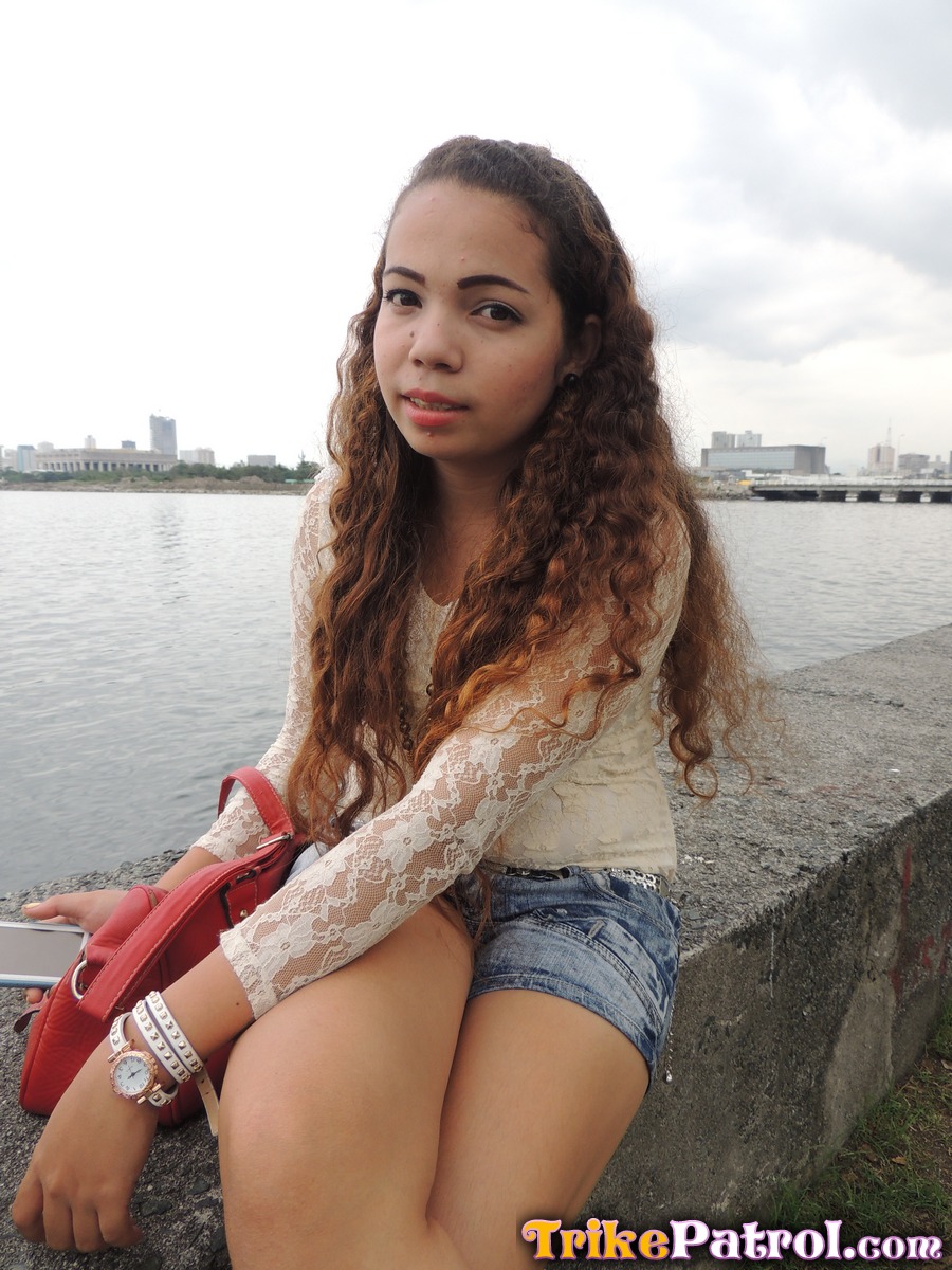 الفلبينية الهواة ذات الشعر الطويل خاتي تتعري على السرير قبل الجنس بمنظور الشخص الأول