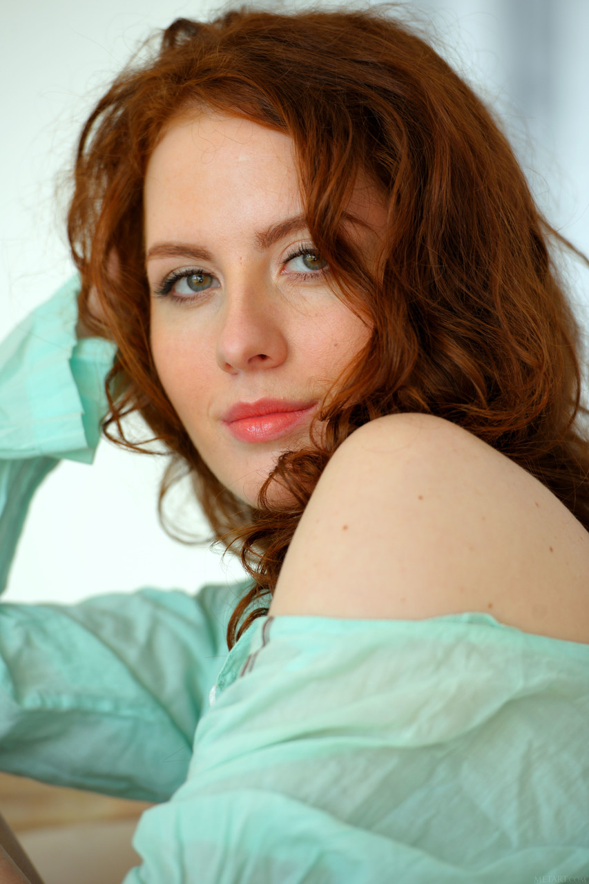 令人惊艳的红发女郎Sienne脱衣并展现修剪过的阴部