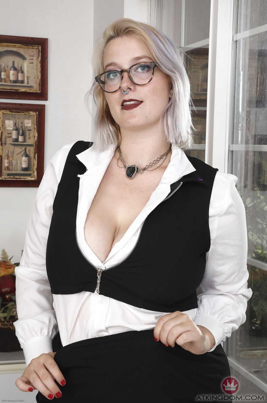Chubby Nerdy Blonde Nyx Night Shows Curves And Hairy Vagina