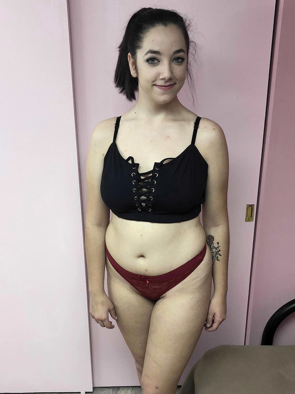 رايا مون تُظهر مؤخرتها الكبيرة وتُداعب كسها المحلوق