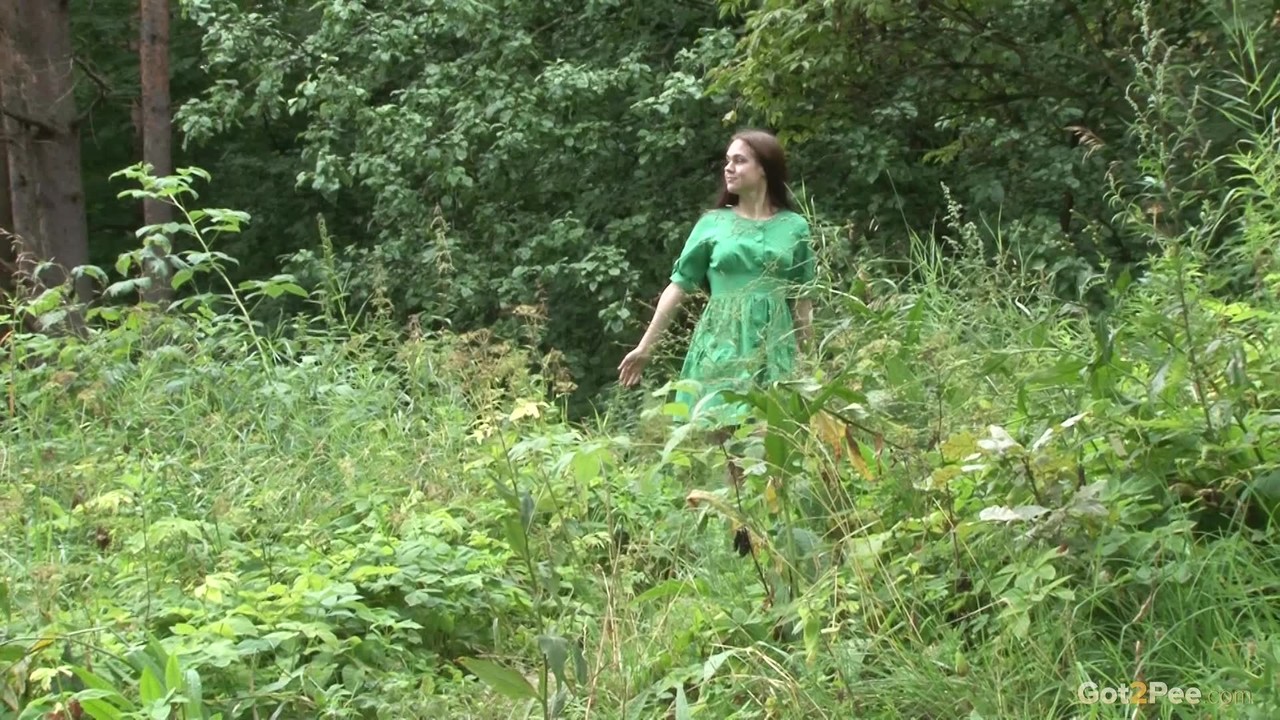 Brunette Chick Grabs Her Phat Ass While Taking Pee In Woods