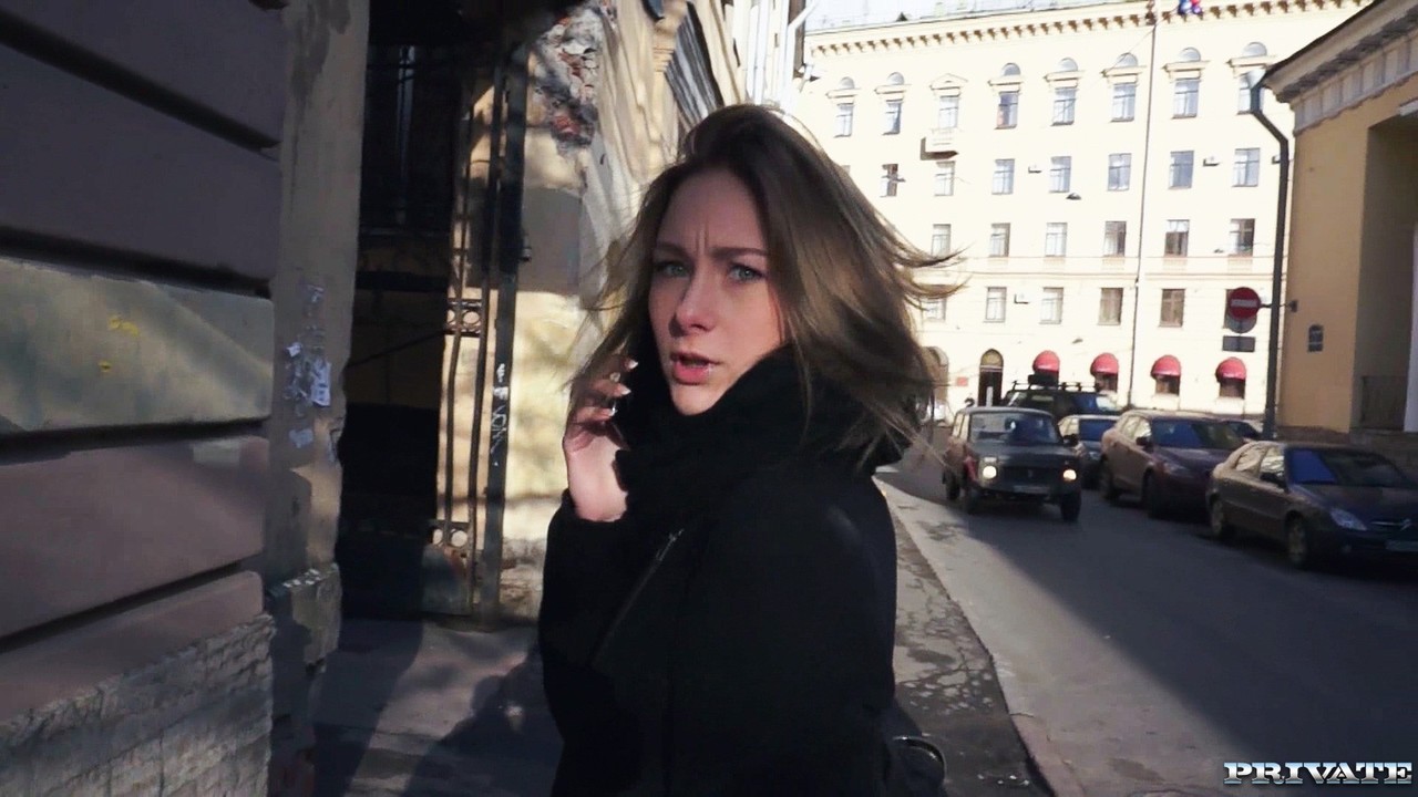 सेक्सी रूसी बेब Serpente Edita अपनी चूचियाँ दिखाती है और चुदती है