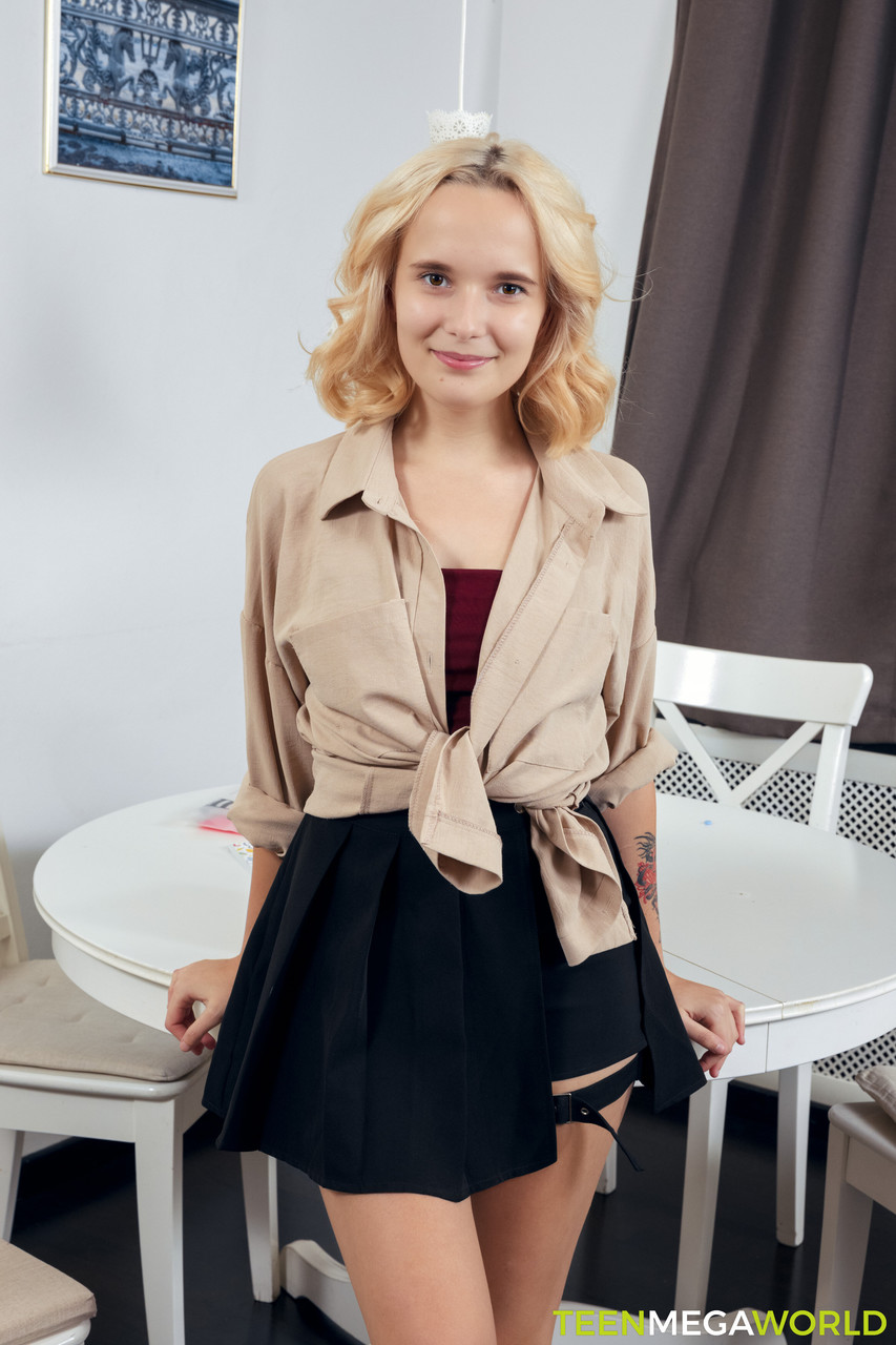 सुनहरे बालों वाली किशोरी को सुंदर सहपाठी ने चोदा