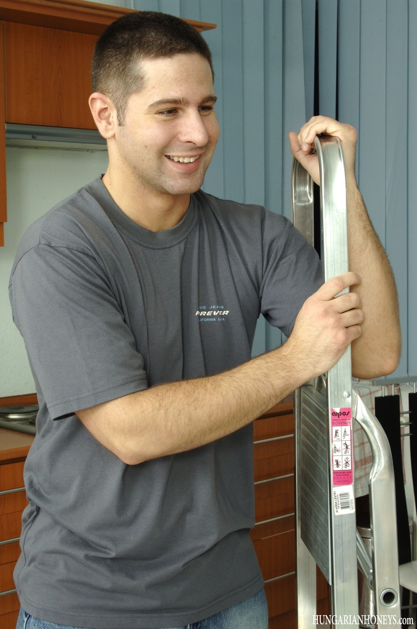 杰西卡·摩尔在性爱前被抚摸她的大胸部