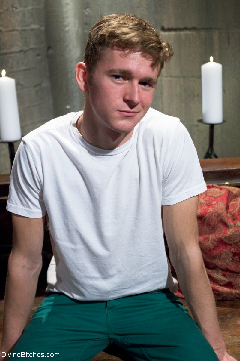 سيدات اللاتكس والجلد يؤجرن فتى العبد لـ سي بي تي الكعب العالي