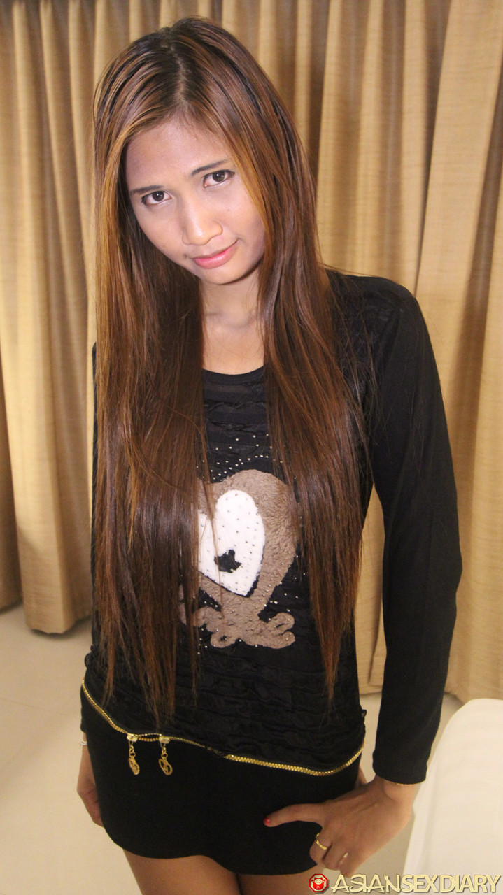 トリムされたアジアの女の子と興奮した観光客とのPOVセックス