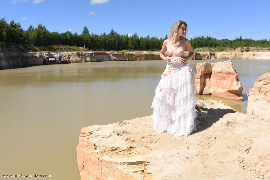 सुनहरे बालों वाली अवा लिस्ट पूरी तरह नग्न होकर पानी में कदम रखती है