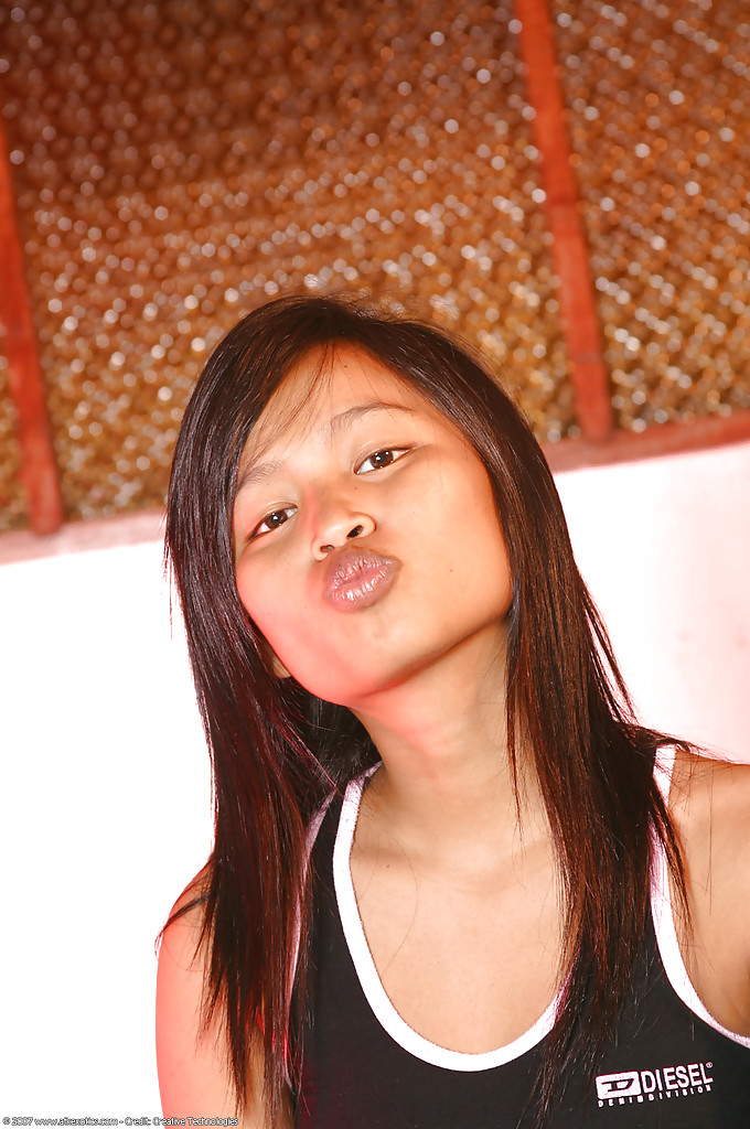 リリー、初挑戦アジア美女、美尻とパイパンマンコを披露