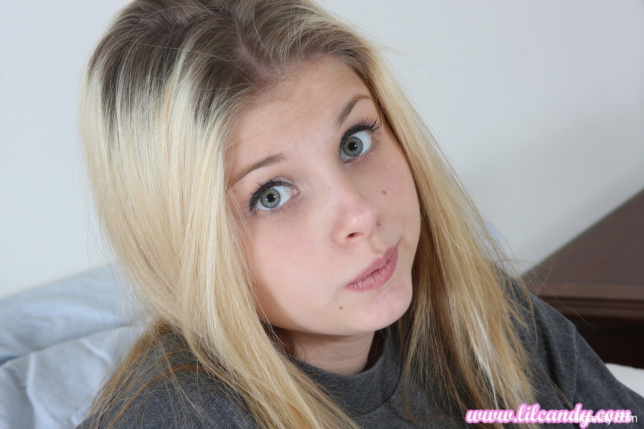 金髪美女リル・キャンディが寝室でソロで彼女の膣唇をクローズアップで広げる