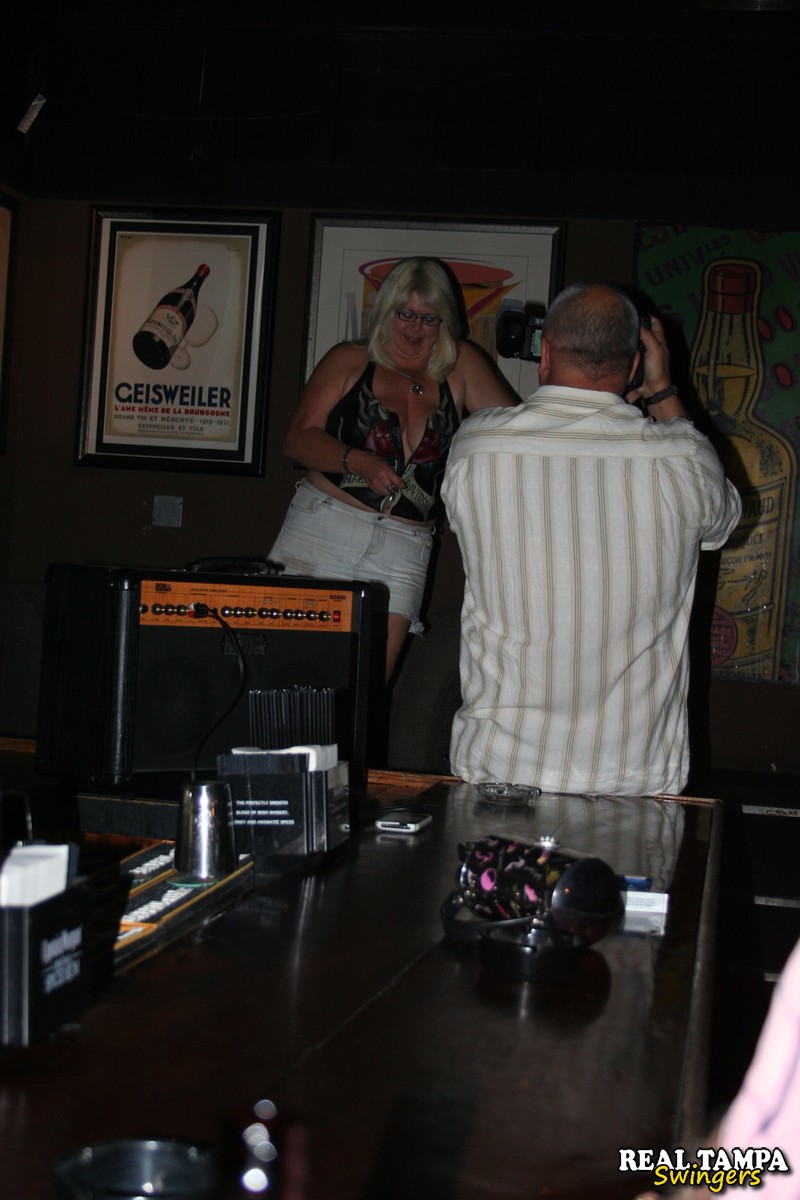 स्विंगर पत्नियाँ सार्वजनिक जन्मदिन की पार्टी में एक दूसरे को मौखिक सुख देती हैं