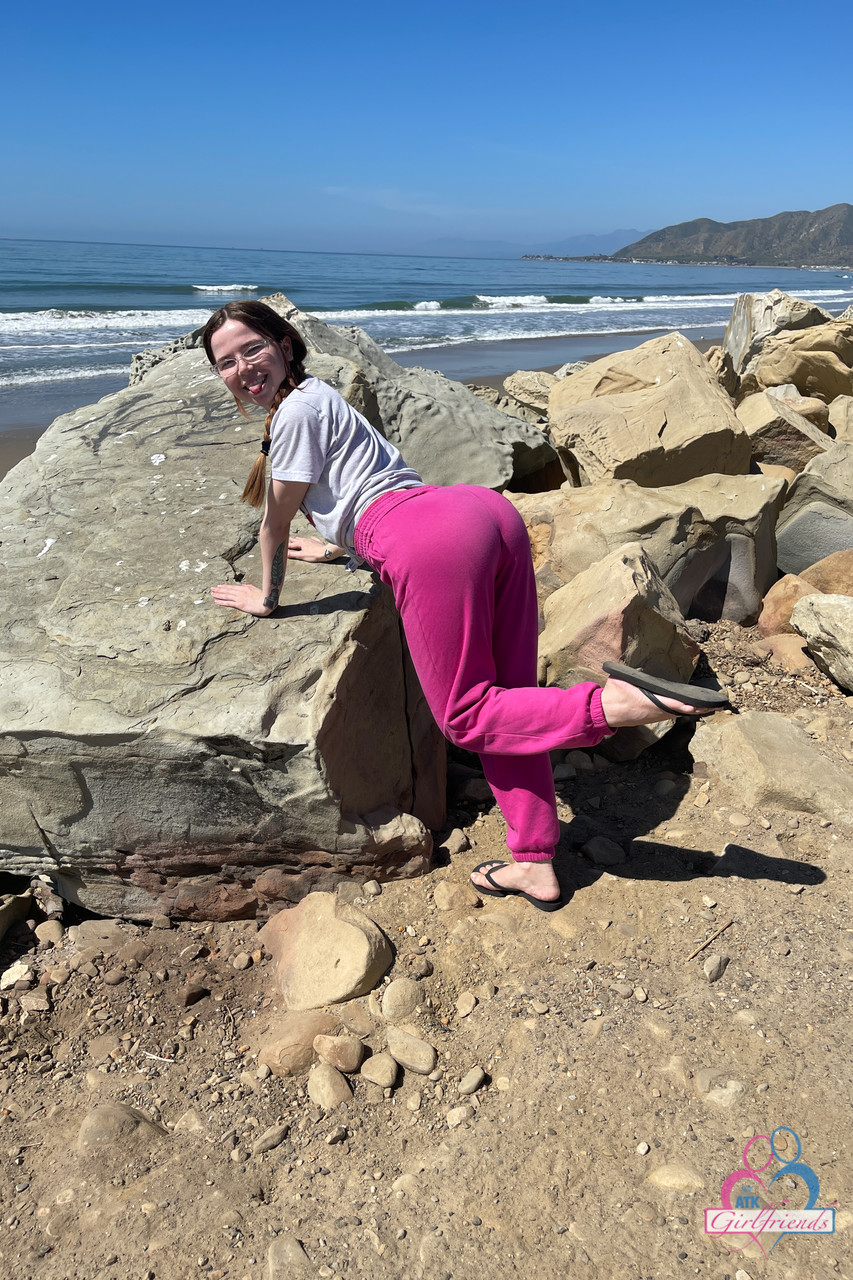 阿丽娜·韦斯特张开她诱人的光滑私处特写