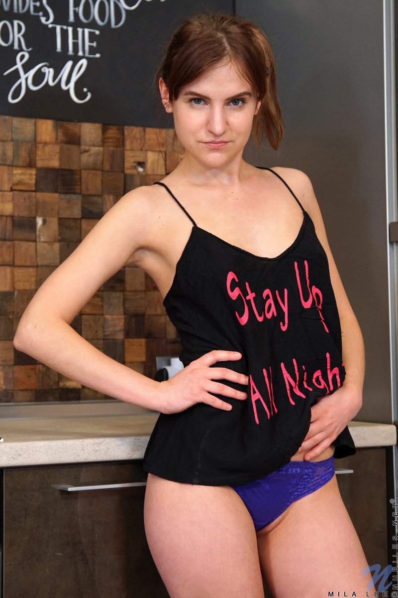 الحمراء الطبيعية ميلا لي تكشف عن شقها الوردي بعد التعري في المطبخ