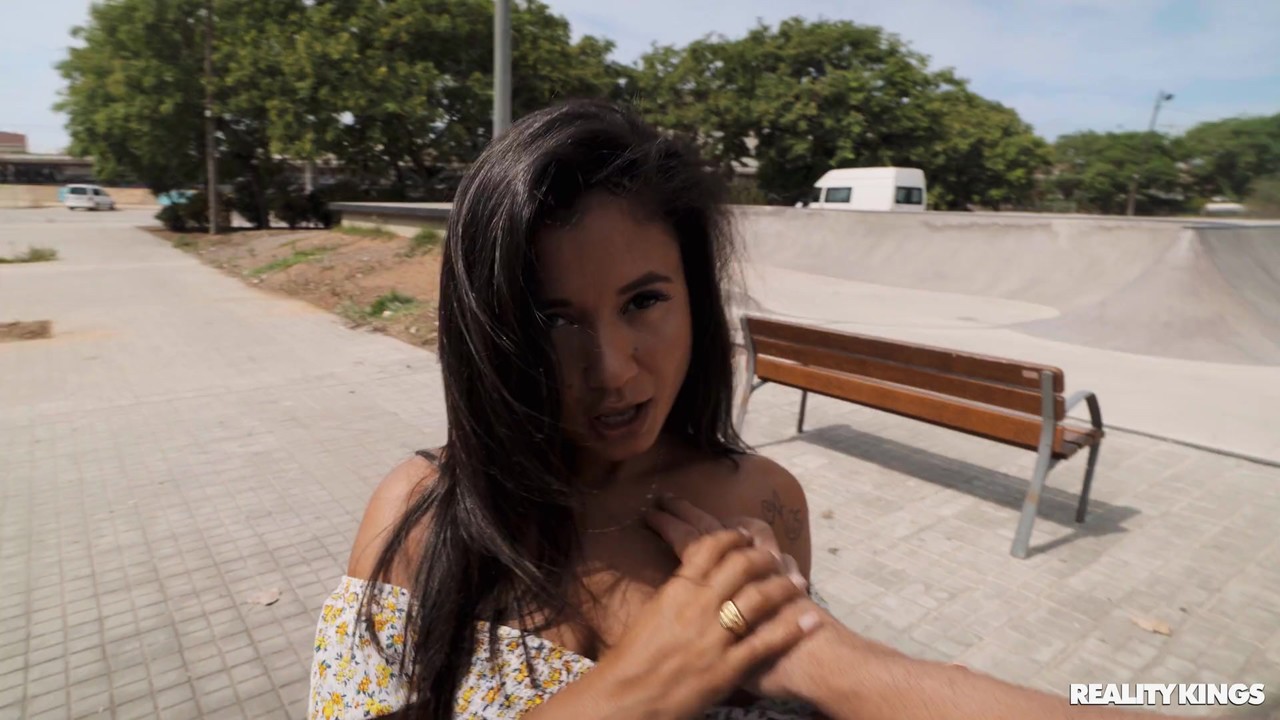 पीओवी ब्रूनेट पोर्नस्टार जेड प्रेस्ले चुदने से पहले अपने छेद में उंगली करती है