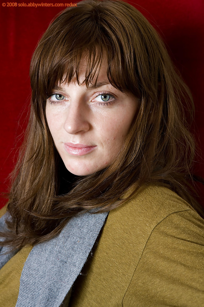 एकल शौकिया मॉडल किर्स्टी सफेद पैंटी और मोज़े में पोज़ देती हुई