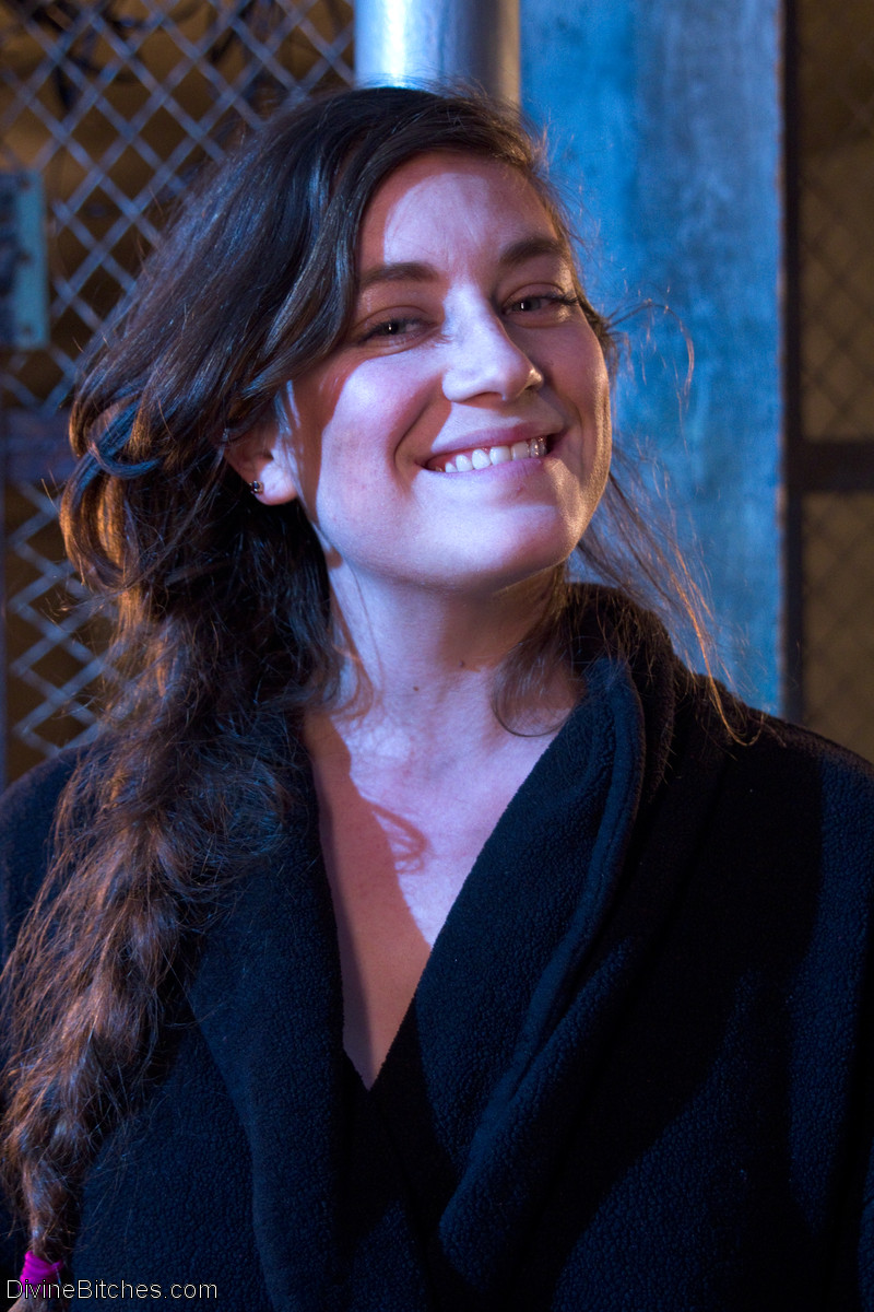 Британская Лисица Алекс Адамс Делает Извращенному Священнику Эпический Минет