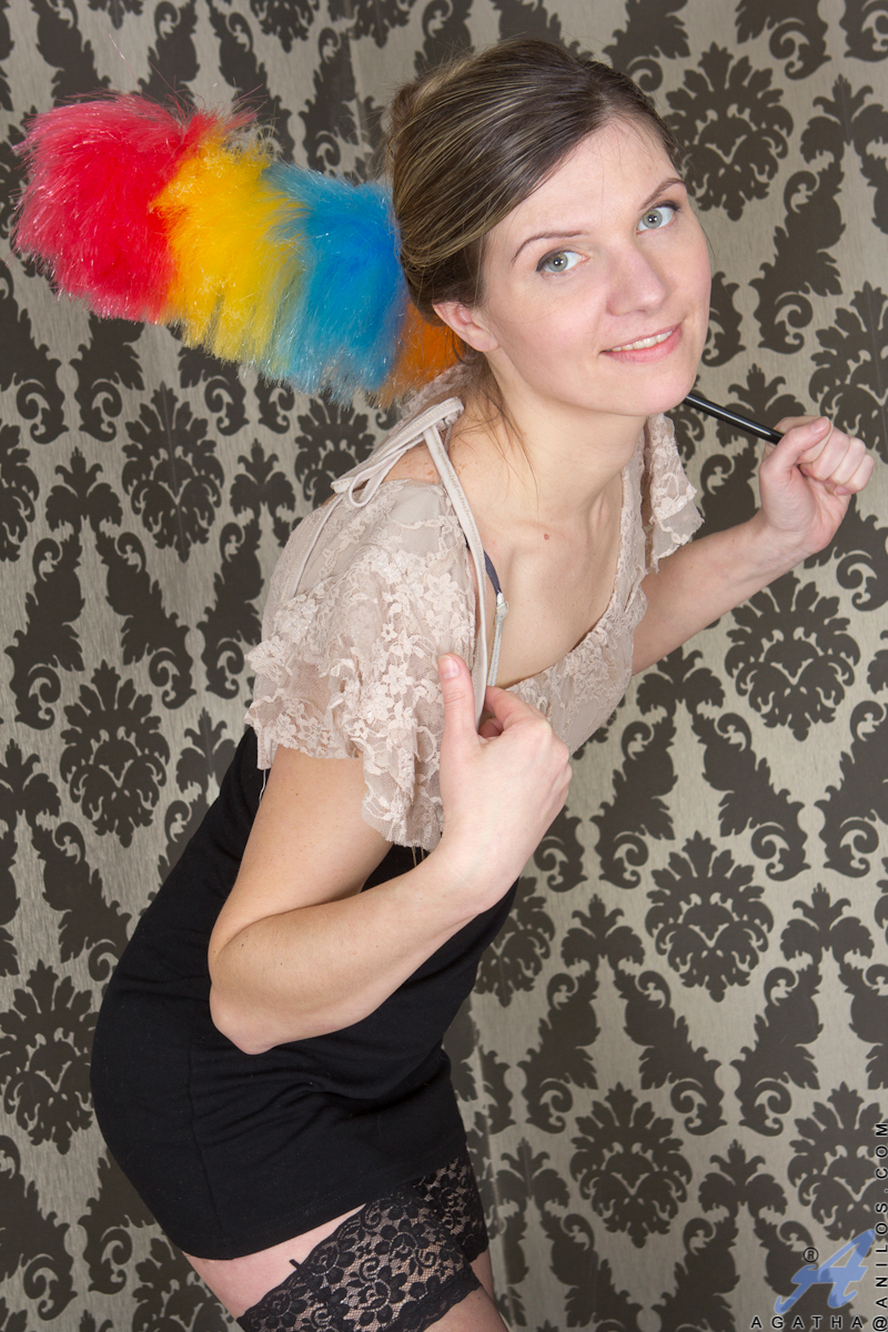 苗条熟女小乳房剥下黑色丝袜露出毛茸茸的私处