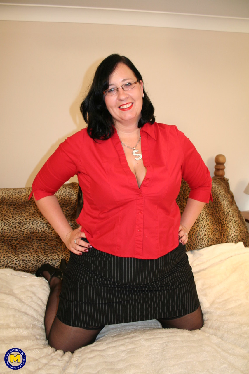 Geeky Mature BBW Storm Toys Her Fat Pussy In Nylon