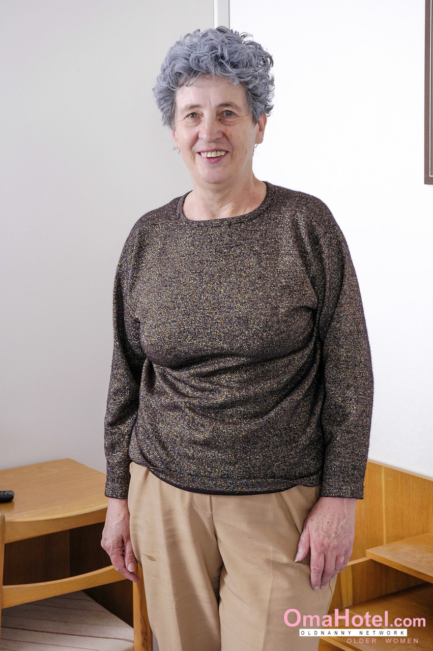 巨乳グラニー流れ星が脱衣してディルドで遊ぶ