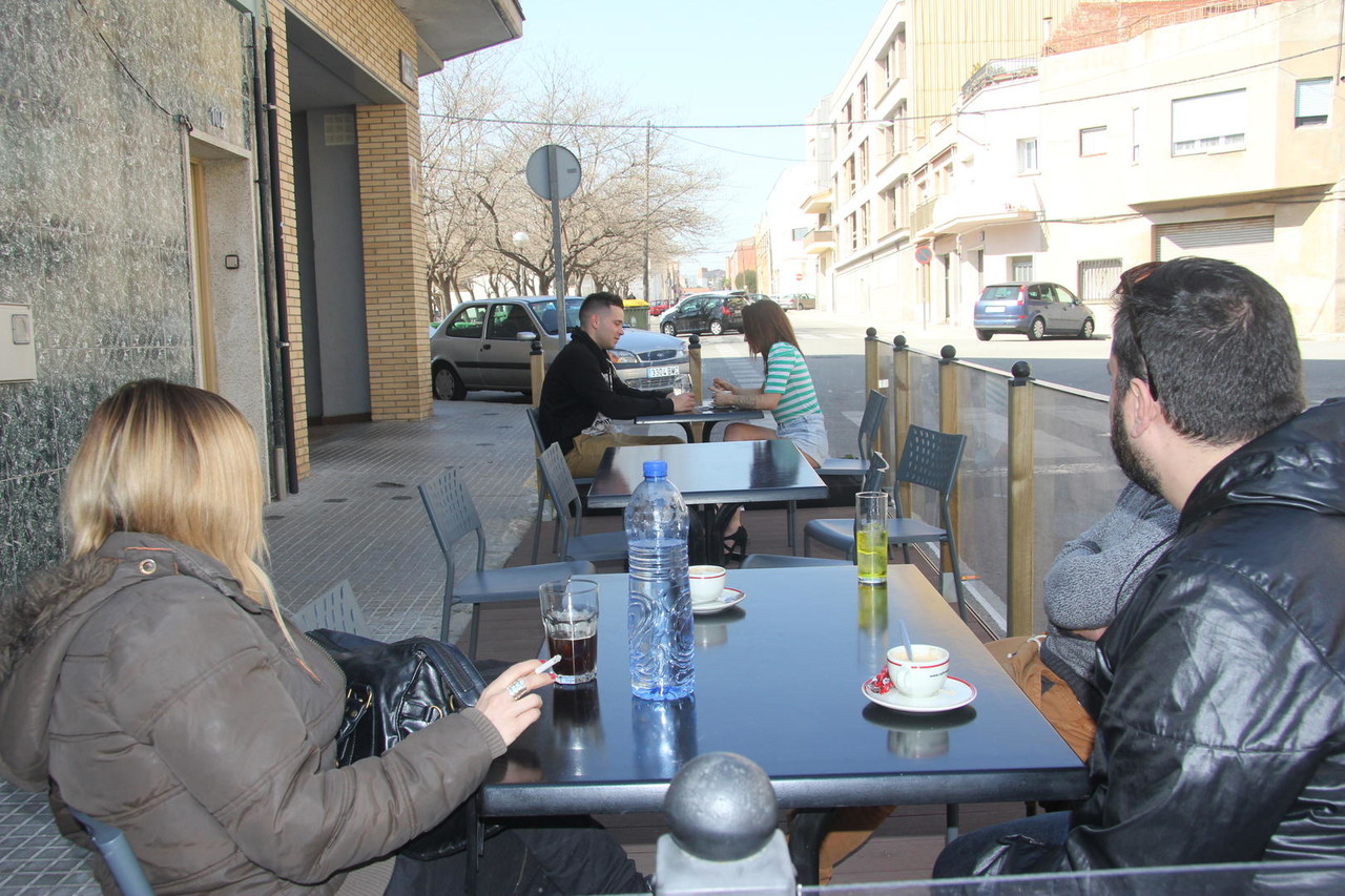 法国纹身荡妇市中心搭讪男子并在公共场所做爱