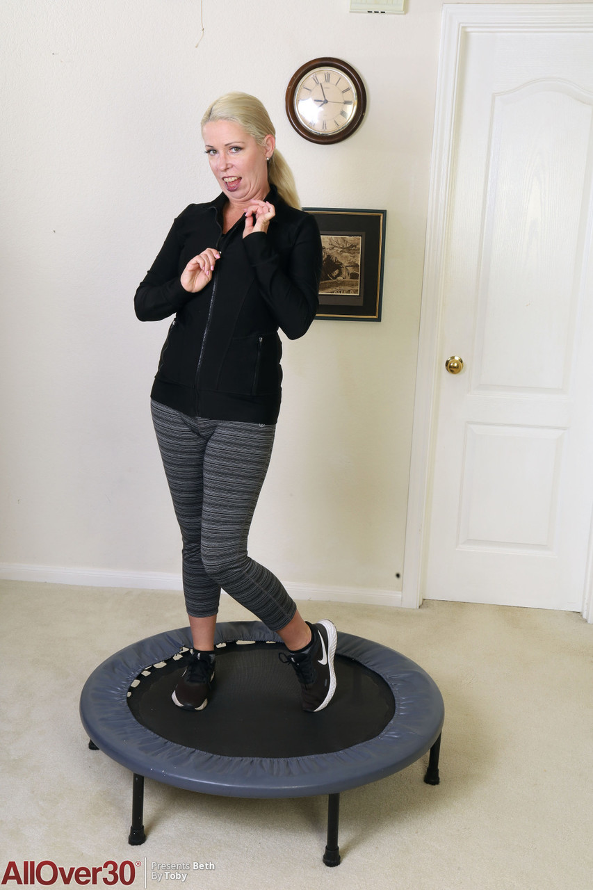 Блондинка Бет За 30 Полностью Раздевается На Домашнем Батуте