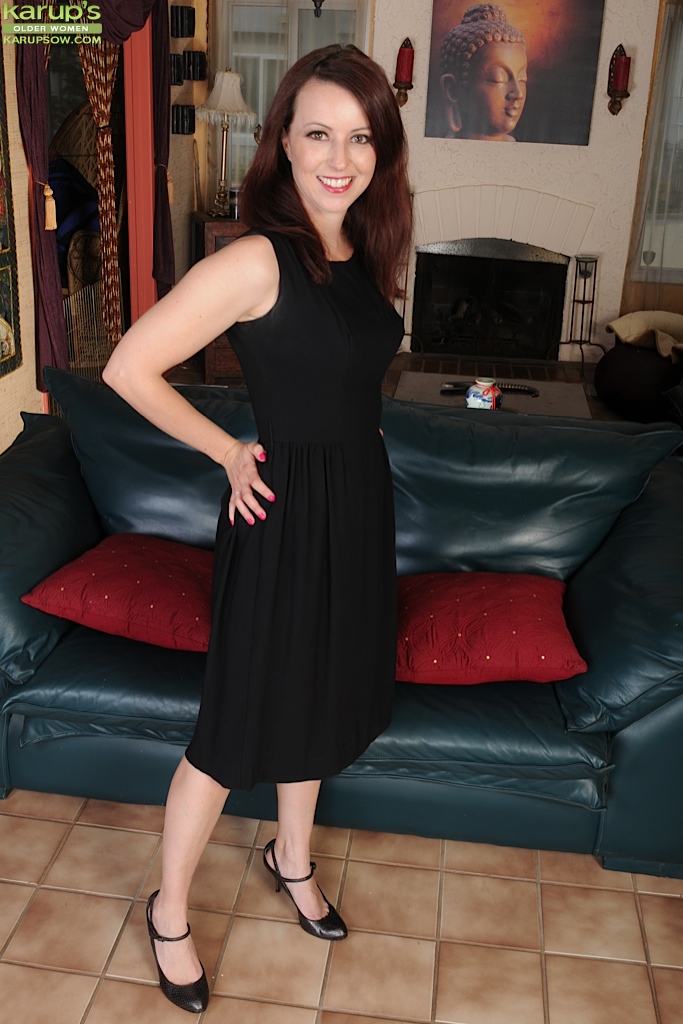 فيوليت روز تُظهر مؤخرتها ووشم ظهرها