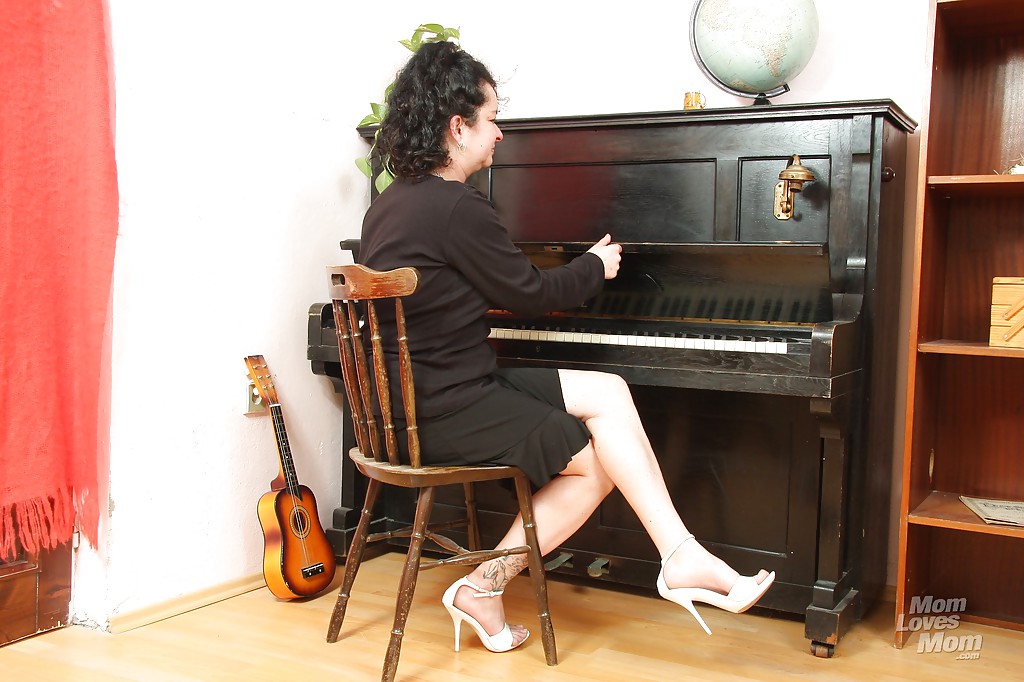 ぽっちゃり黒髪熟女が足を開けて毛むくじゃらマンコに玩具を突っ込む