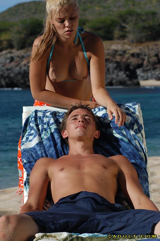 坚挺美乳海滩口交与风骚金发女郎做爱