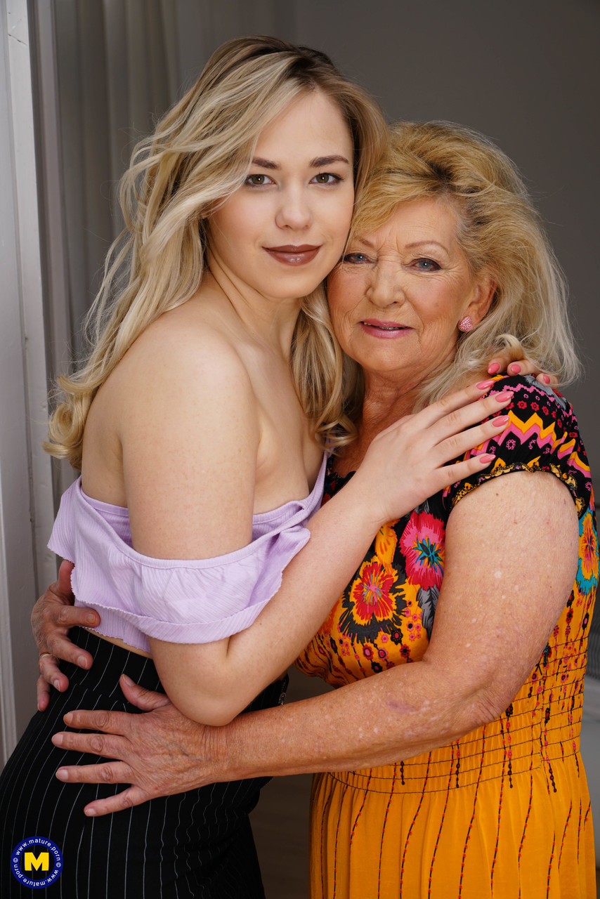 Blonde Teen Ilya And Chubby Mature Selvaggia Lick And Toy Each Other'S Muff