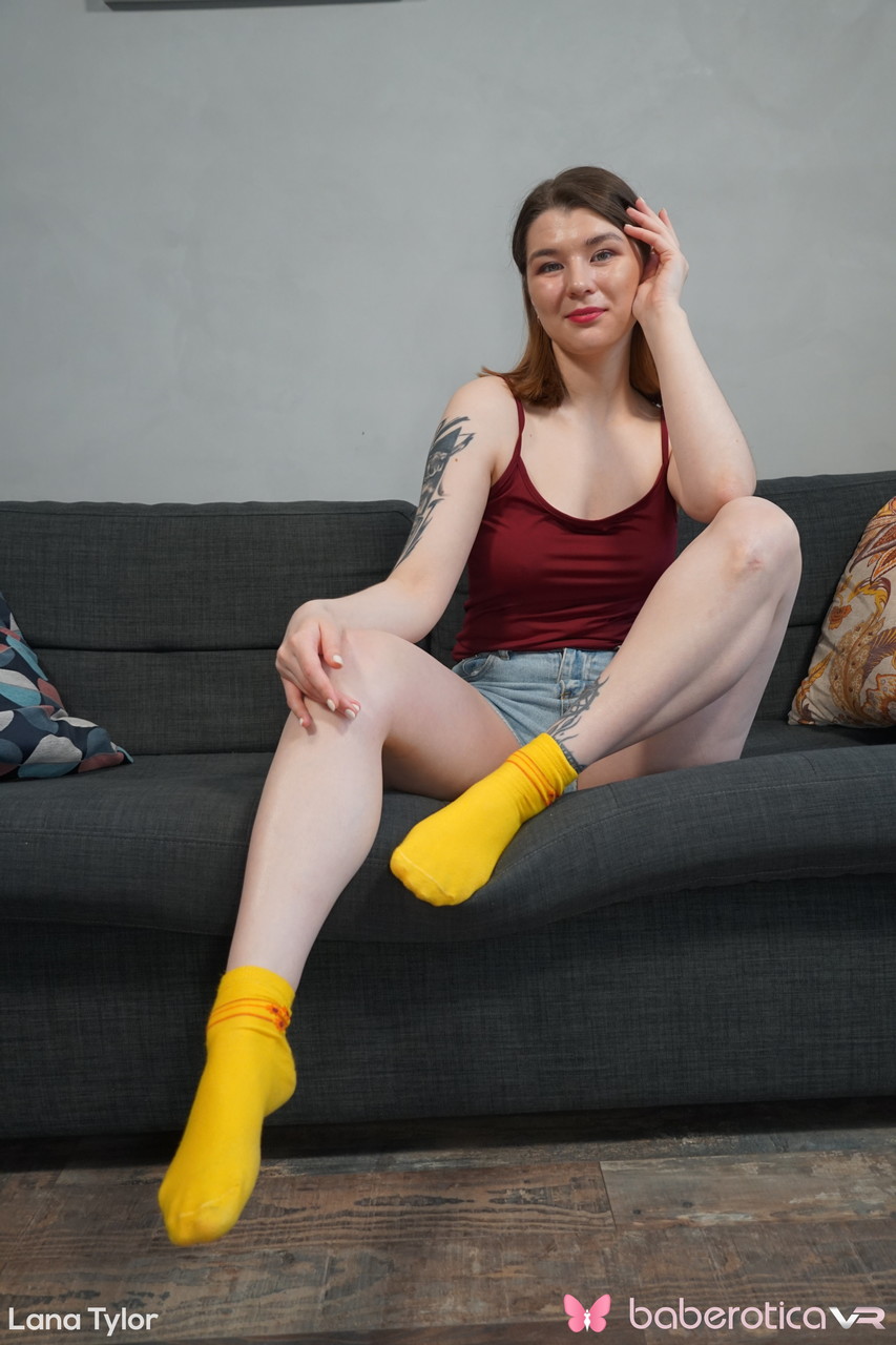 लाल बालों वाली नई लड़की लाना टेलर अकेले अपने बड़े स्तन और योनि से खेलती है
