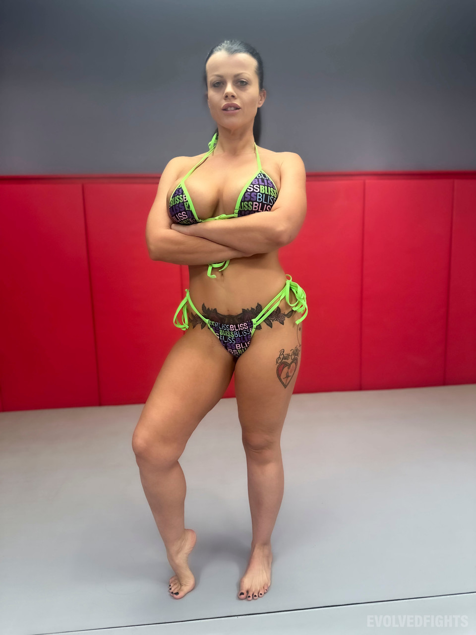 巨乳棕发女郎娜迪亚·怀特在摔跤时得到彻底的屌操