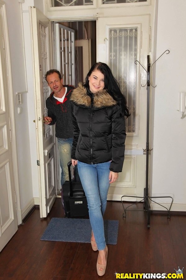 黑发业余女孩脱下牛仔裤手淫让他射精覆盖全身穿着高跟鞋