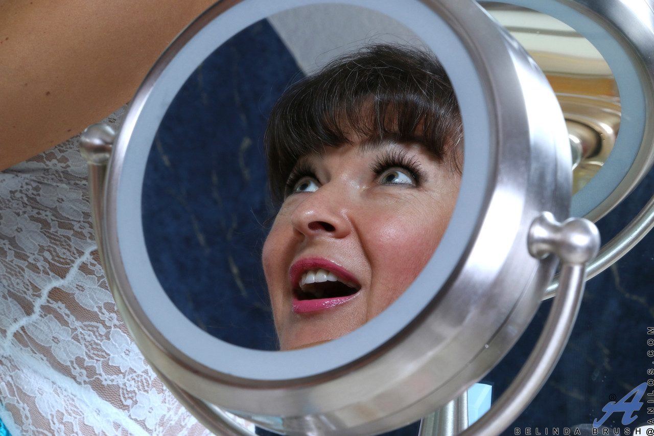 美丽的贝琳达舔大下垂的乳房