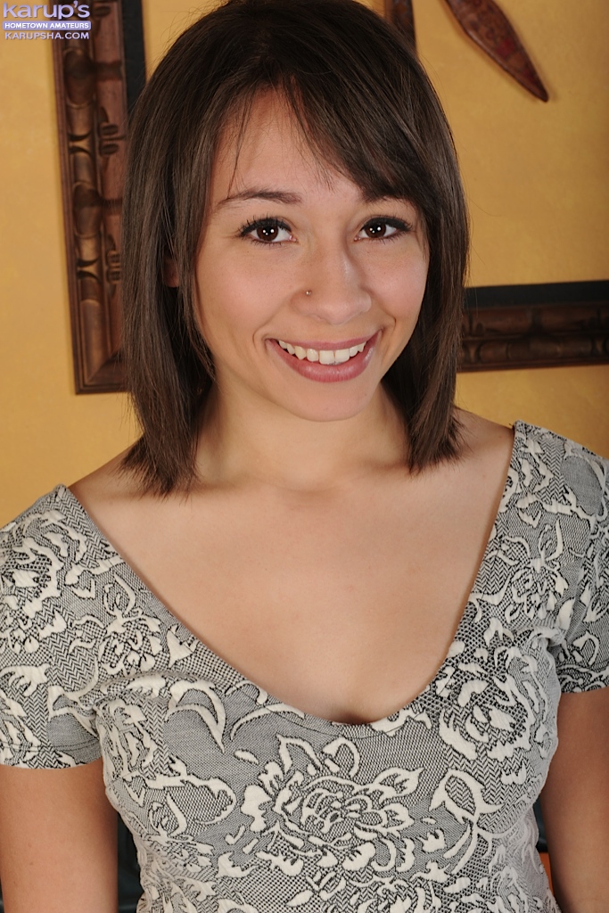 アマチュア女アテナサマーズがブラジャーとパンツを脱いでマンコを広げる