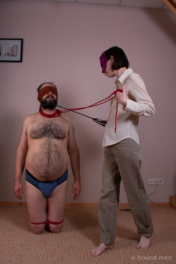 顺从的男人在女性支配游戏中崇拜白人女士的赤脚