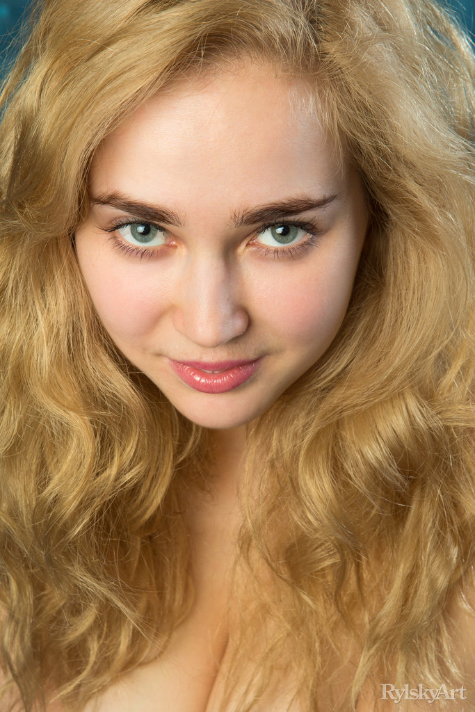 若き金髪のテオドラがピンクのパンツを脱ぎながら自信に満ちたポーズを決める