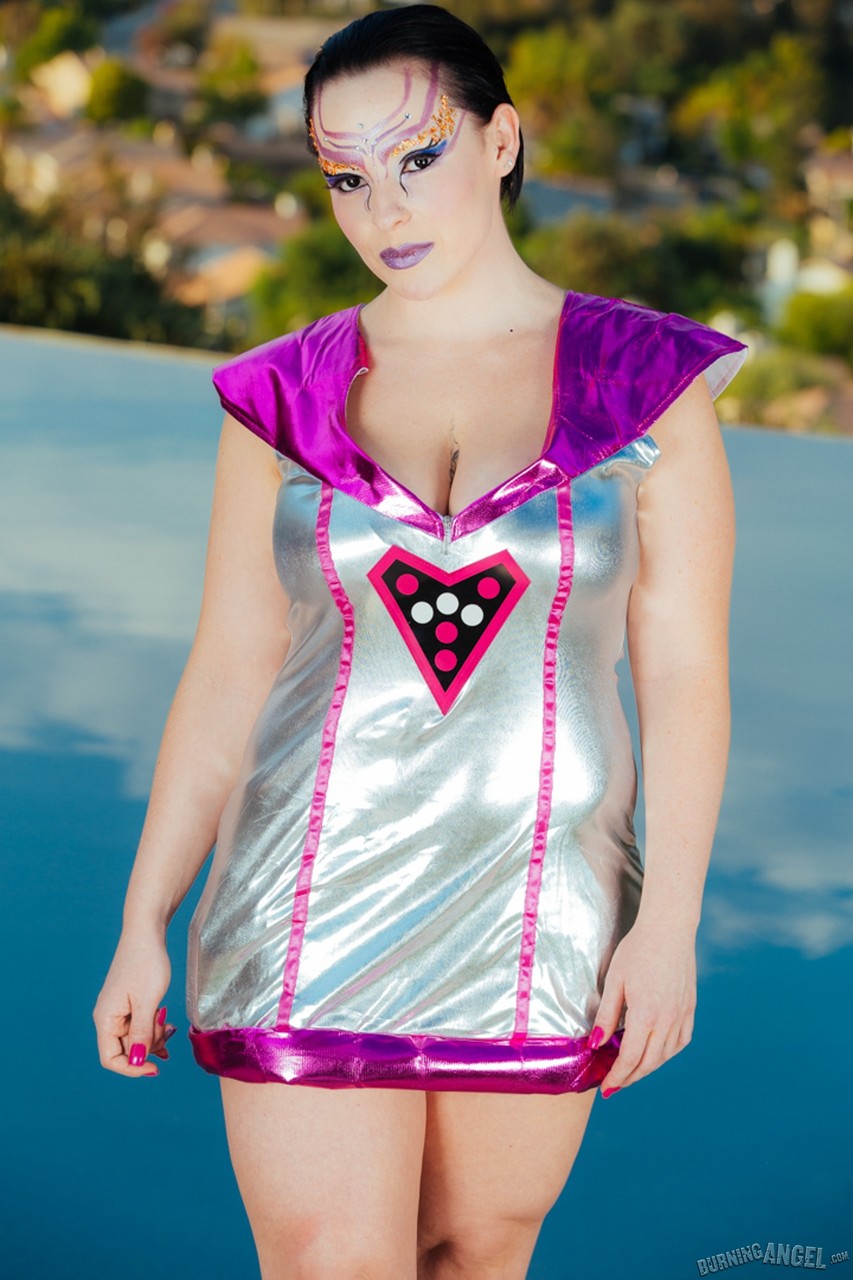 الجميلة جمال الفضاء تخلع الزي الرسمي لتتمشى أثداء كبيرة عارية على جانب حمام السباحة