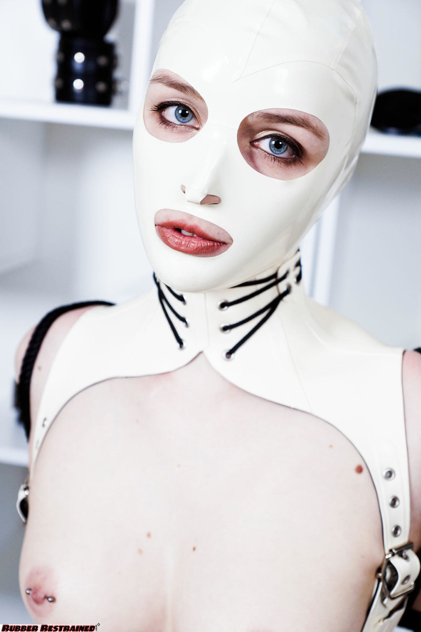 डच फेटिश मॉडल खुलासा करने वाले लेटेक्स और प्लेटफ़ॉर्म बूट में