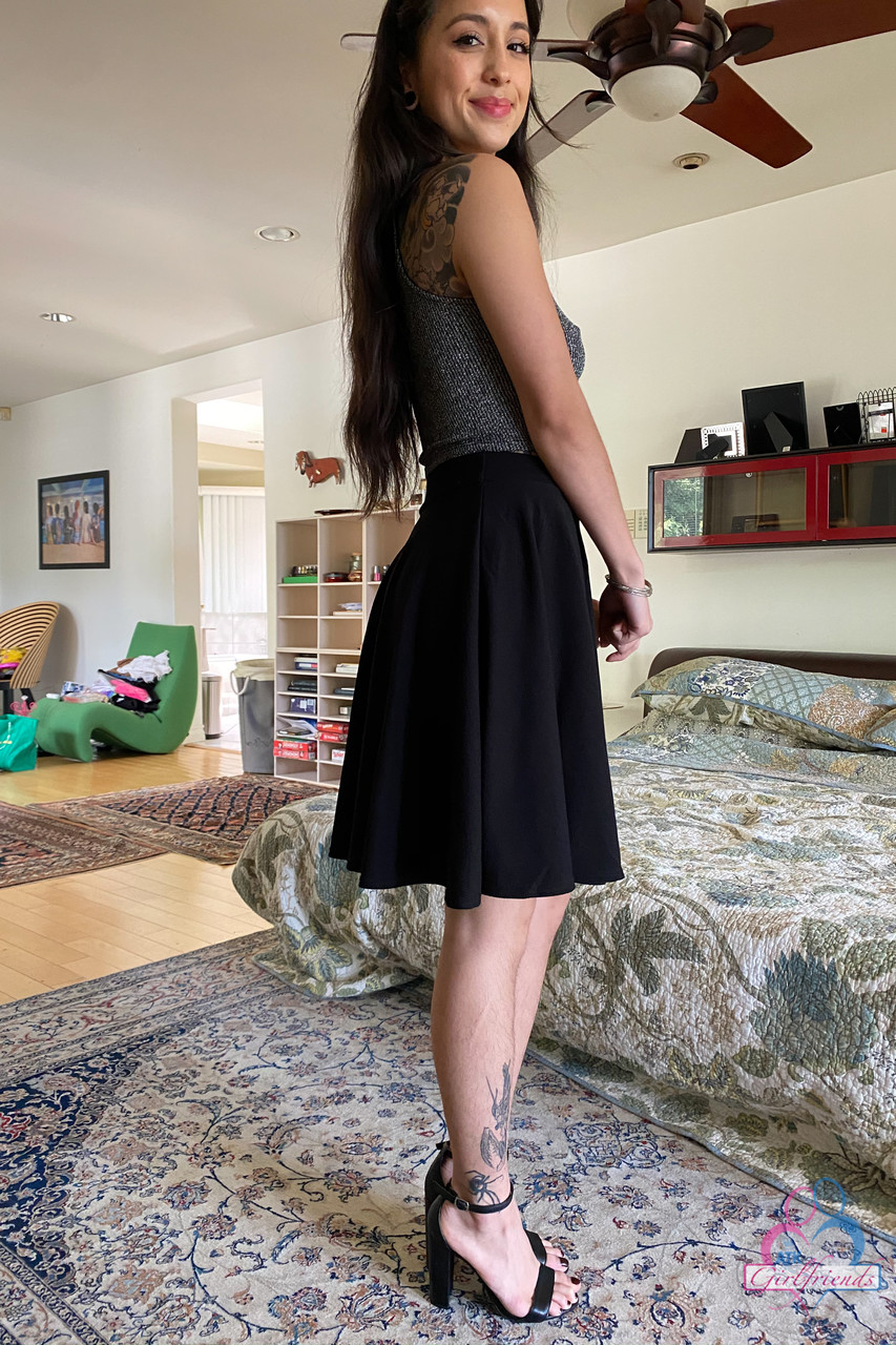 米哈多安展示天然乳房和毛茸茸的阴部