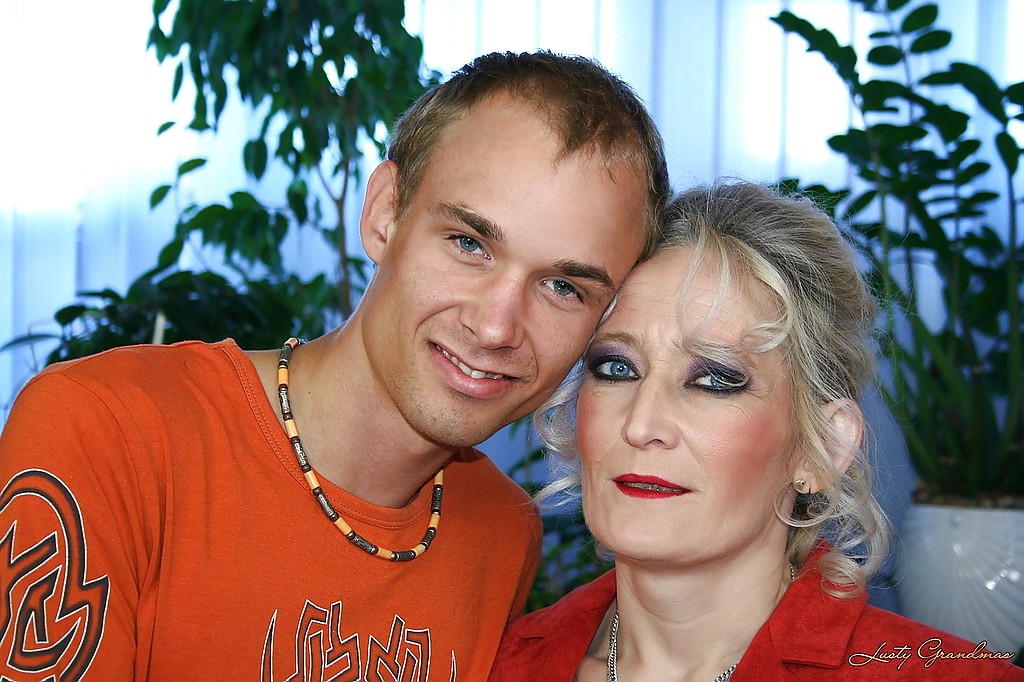 苗条的成熟美女被舔她的剃光鲍鱼并被猛烈撞击