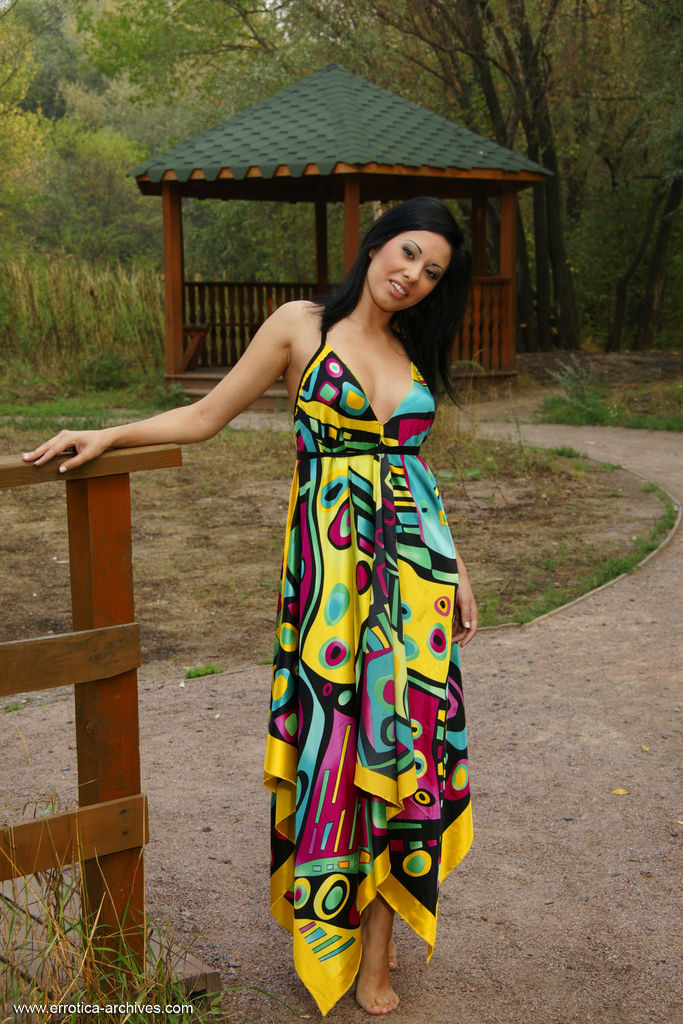 Tasha B Dunkelhaarige Teenagerin Zieht Sich Nahe Des Pavillons Während Einer Soloshow Komplett Aus