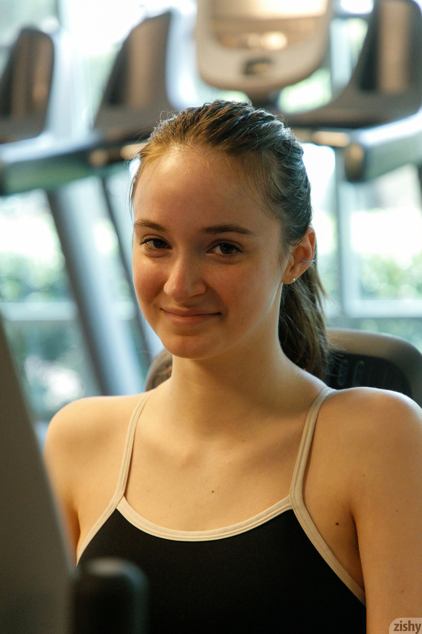 Hazel Moore 显示她的阴道并用她热屁股在独奏中挑逗