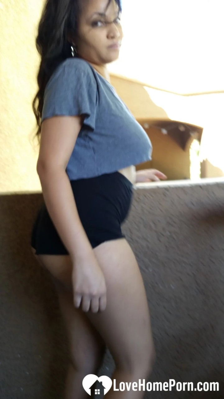 ぽっちゃり黒人素人がセクシーシャツでブラなしでバルコニーに