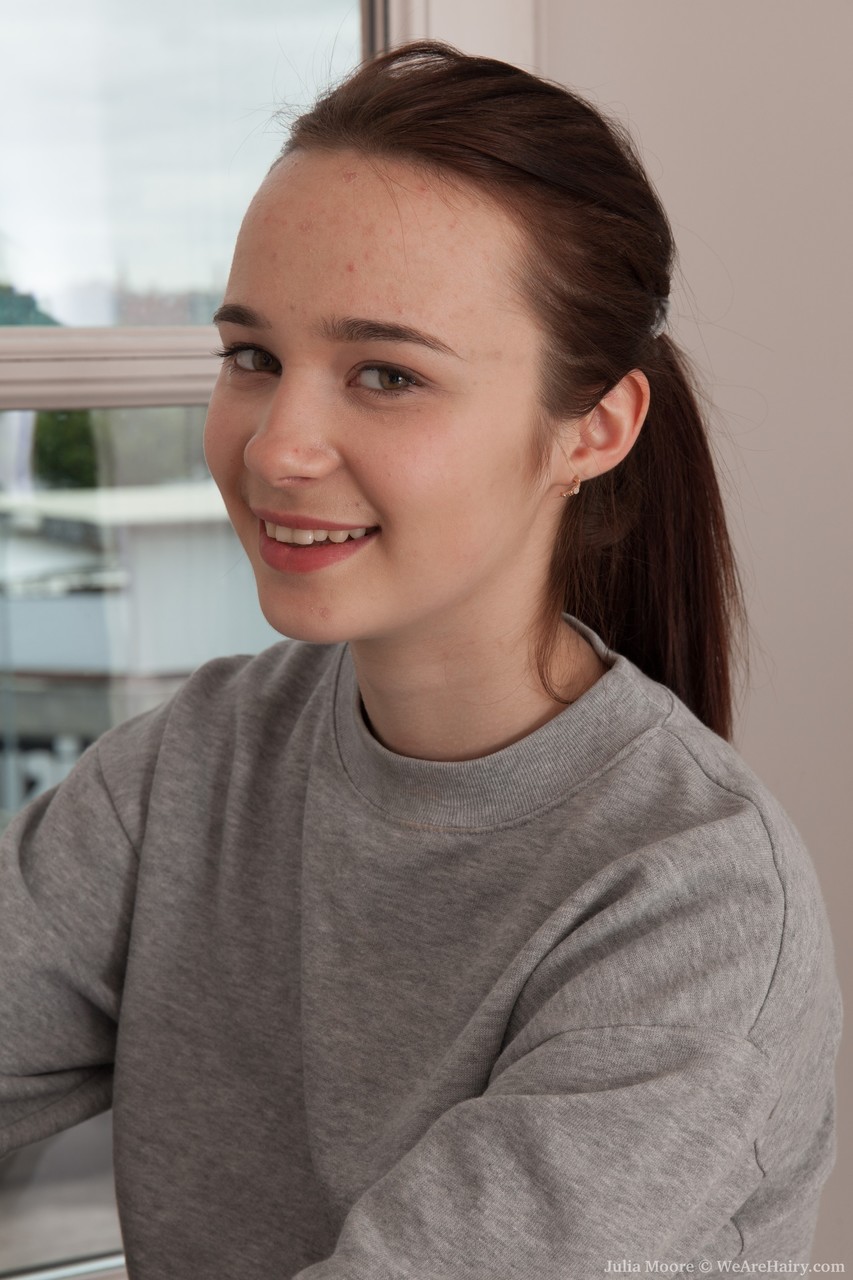 Julia Moore: Amateur-Teen Zeigt Ihre Behaarte Möse Und Dehnt Sie