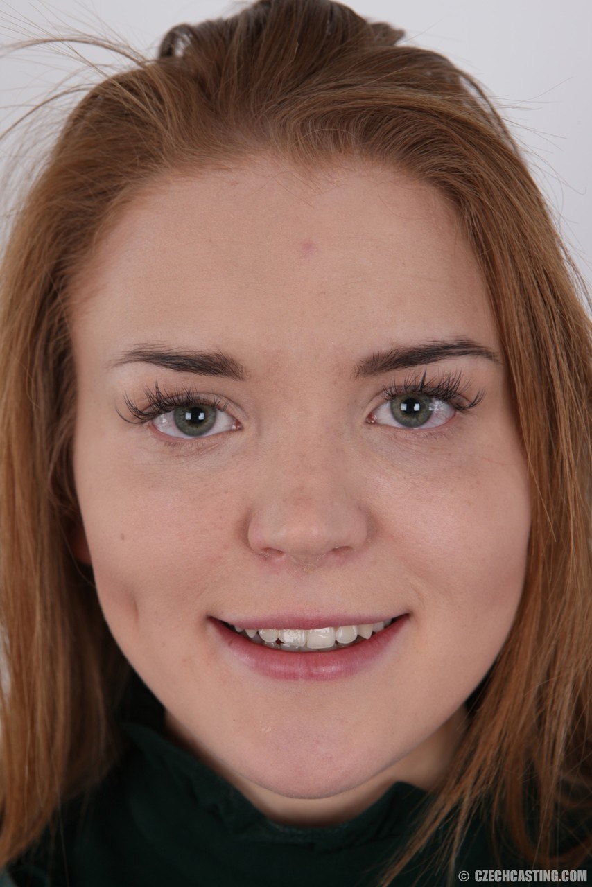 Voll Bekleidete Natalie Zieht Sich Aus, Mollige Amateurin Zeigt Alles