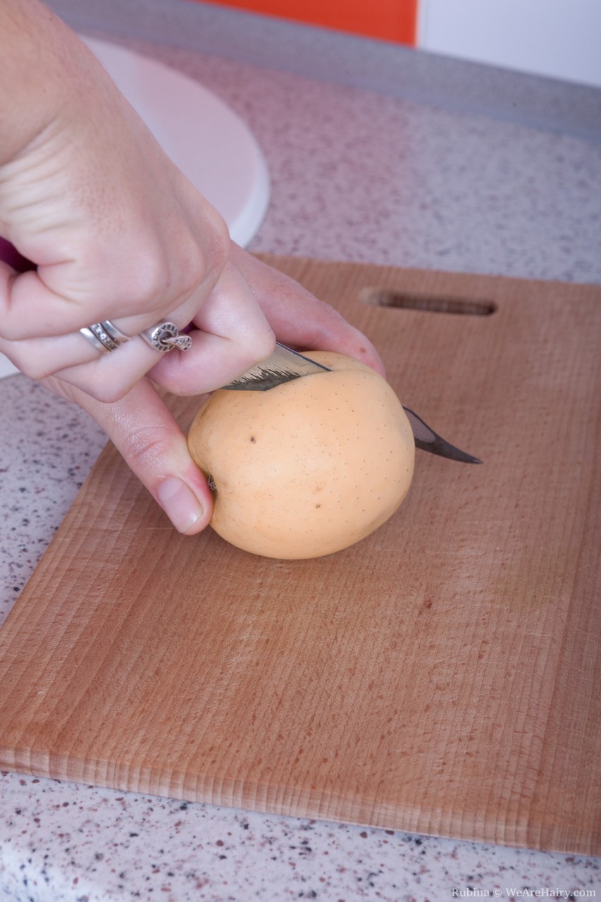 الدمية الصغيرة المشعرة روبينا تُظهر ثديين صغيرين رائعين ومهبل مشعر مغرٍ