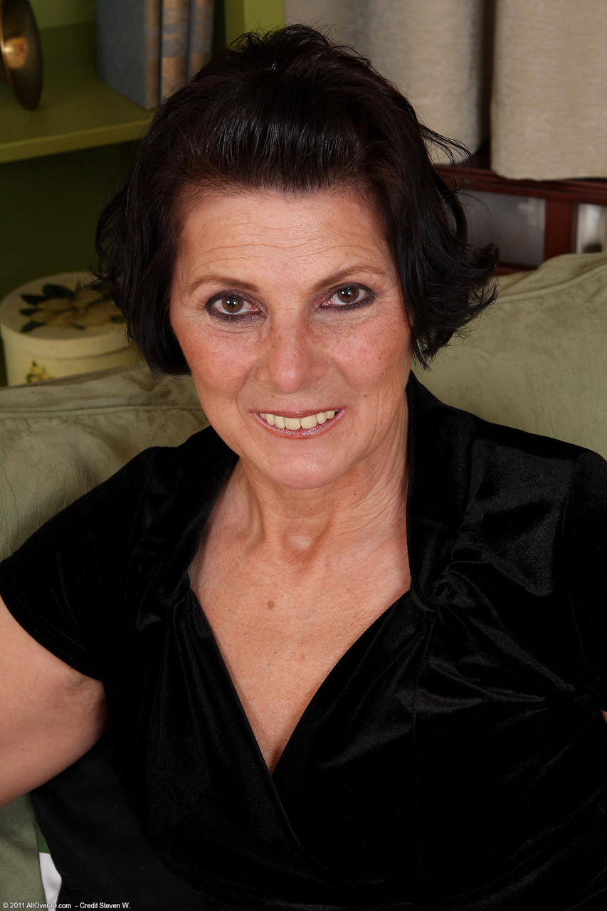 मोहक दादी रीटा बड़ी चूची और बड़े चूतड़ों को दिखाते हुए मेचर पुसी की मालिश करती है