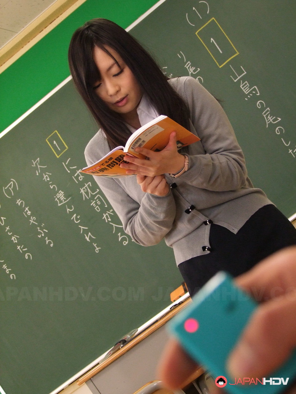 ألعاب في الفصل مع المعلمة الآسيوية نوزومي هازوكي
