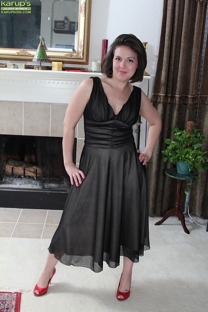 肥胖黑发独奏女郎潘尼普莱特展示小型性感熟妇乳房