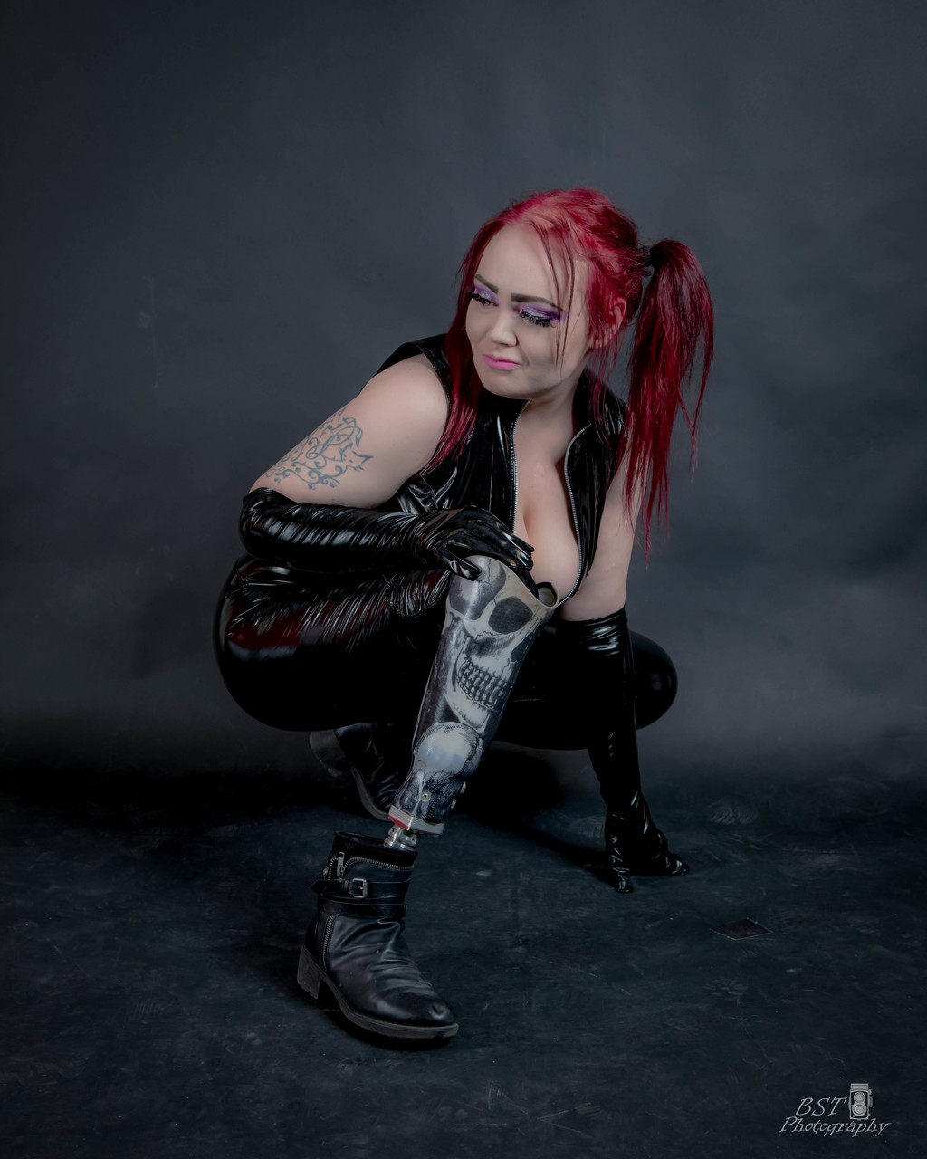 Amputierte Rothaarige Tätowierte Model Sofia Im Latex-Outfit