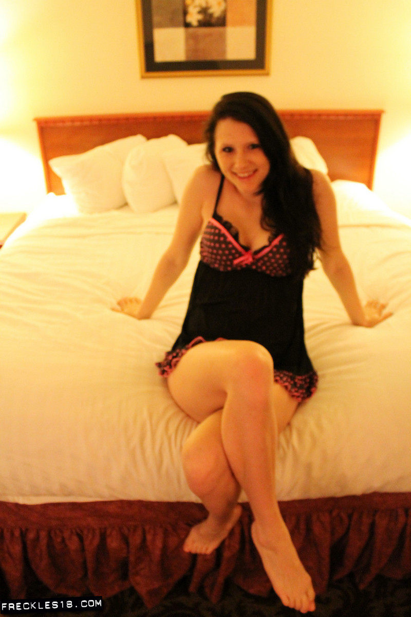 बारली लीगल फ़्रेकल्स 18 उंगलियों से अपनी टाइट योनि बिस्तर पर